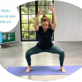 Kvinna i yogaposition för yoga avslappning. 15 minuter om dagen för bästa träningen.