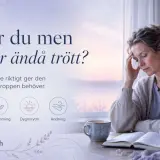 En kvinna med handen mot pannan sitter vid ett bord med en bok och en kopp. Hon ser ut att vaknar aldrig utvilad.
