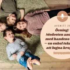Fyra glada barn ligger på en matta, redo för en meditation. Barnyogapodden lär ut medveten andning för att lugna kroppen.