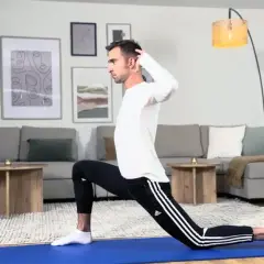Man utför yogaövning för att lindra diskbråck.