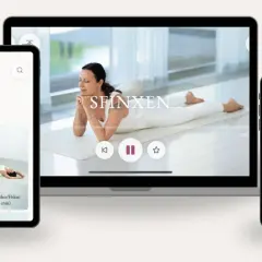 Gratis yoga app visar olika enheter med en kvinna i vit klädsel som utför yoga. Perfekt för att hitta din nästa position.