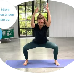 Kvinna i yogaposition för yoga avslappning. 15 minuter om dagen för bästa träningen.