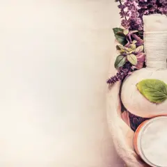 Spa-produkter med örter och salt, perfekt för en avkopplande stund. En del av en holistisk kapha kost.