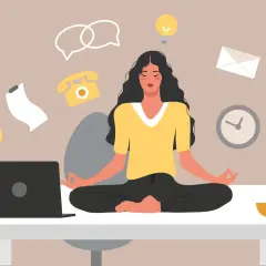 Kvinna mediterar vid skrivbordet, omgiven av symboler för arbete och stress. Hon hittar lugn med mediyoga online gratis.
