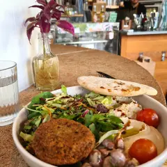 En näringsrik skål med falafel, hummus, grönsaker och pitabröd. En bra frukost klimakteriet kan se ut så här.