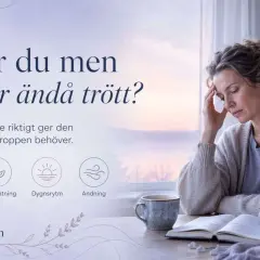 En kvinna med handen mot pannan sitter vid ett bord med en bok och en kopp. Hon ser ut att vaknar aldrig utvilad.