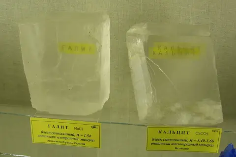 Två mineralprover, ett av halit och ett av optisk kalcit, visas upp.