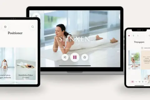 Gratis yoga app visar olika enheter med en kvinna i vit klädsel som utför yoga. Perfekt för att hitta din nästa position.