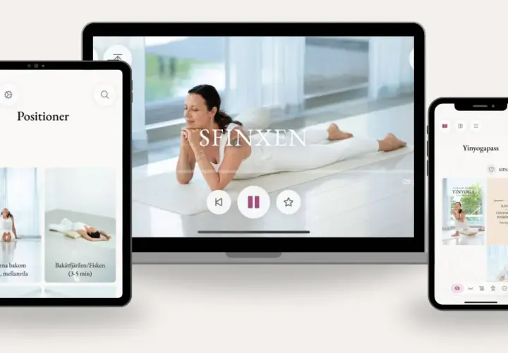 Gratis yoga app visar olika enheter med en kvinna i vit klädsel som utför yoga. Perfekt för att hitta din nästa position.