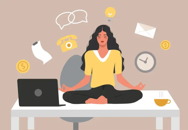 Kvinna mediterar vid skrivbordet, omgiven av symboler för arbete och stress. Hon hittar lugn med mediyoga online gratis.