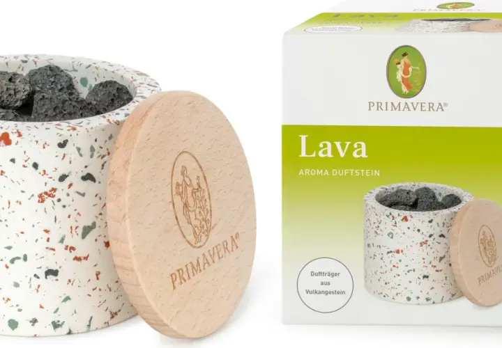 En doftsten av lavasten i en terrakottakruka med trälock. Lavastenens egenskaper gör den perfekt för aromaterapi.