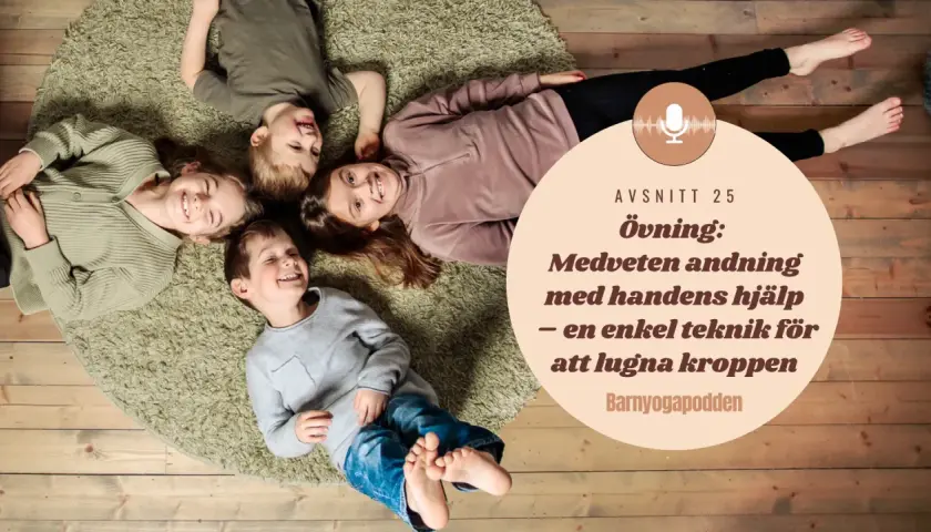Fyra glada barn ligger på en matta, redo för en meditation. Barnyogapodden lär ut medveten andning för att lugna kroppen.