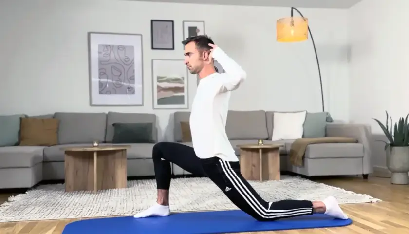 Man utför yogaövning för att lindra diskbråck.