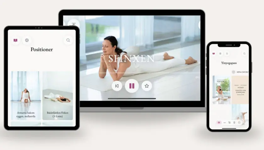Gratis yoga app visar olika enheter med en kvinna i vit klädsel som utför yoga. Perfekt för att hitta din nästa position.