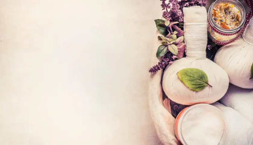 Spa-produkter med örter och salt, perfekt för en avkopplande stund. En del av en holistisk kapha kost.
