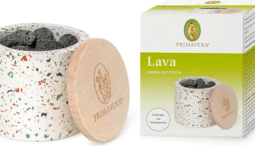 En doftsten av lavasten i en terrakottakruka med trälock. Lavastenens egenskaper gör den perfekt för aromaterapi.
