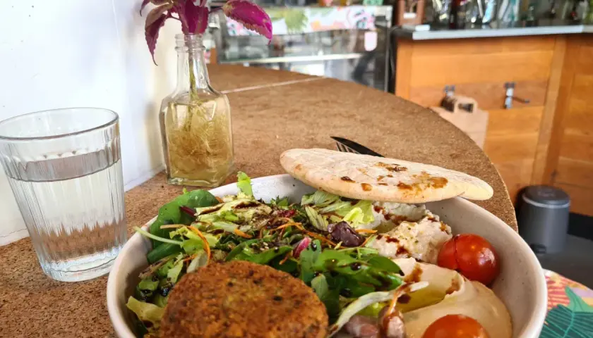 En näringsrik skål med falafel, hummus, grönsaker och pitabröd. En bra frukost klimakteriet kan se ut så här.