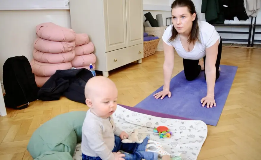 Babyyoga för närhet och lugn - Så kommer du igång säkert hemma