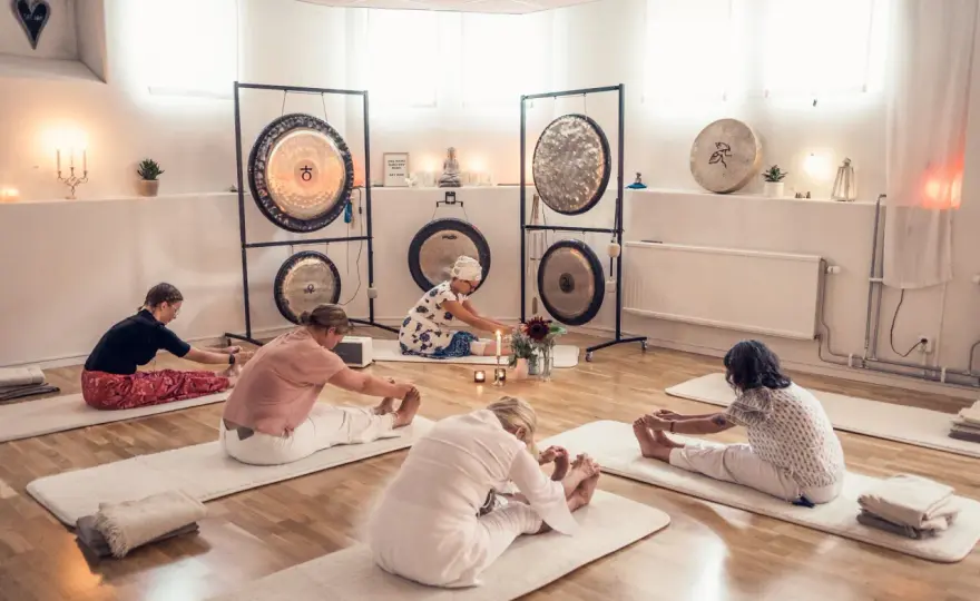Medicinsk yoga på stol - Så får du bättre rörlighet och mindre stress