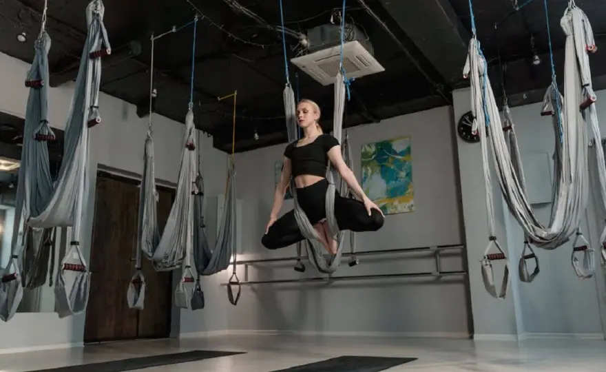 Aerial yoga - Så avlastar du ryggen och ökar din rörlighet