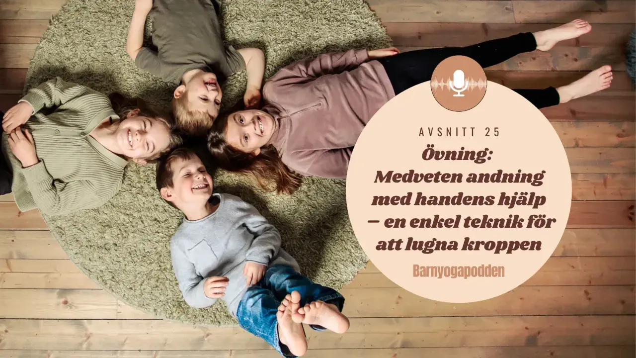 Fyra glada barn ligger på en matta, redo för en meditation. Barnyogapodden lär ut medveten andning för att lugna kroppen.