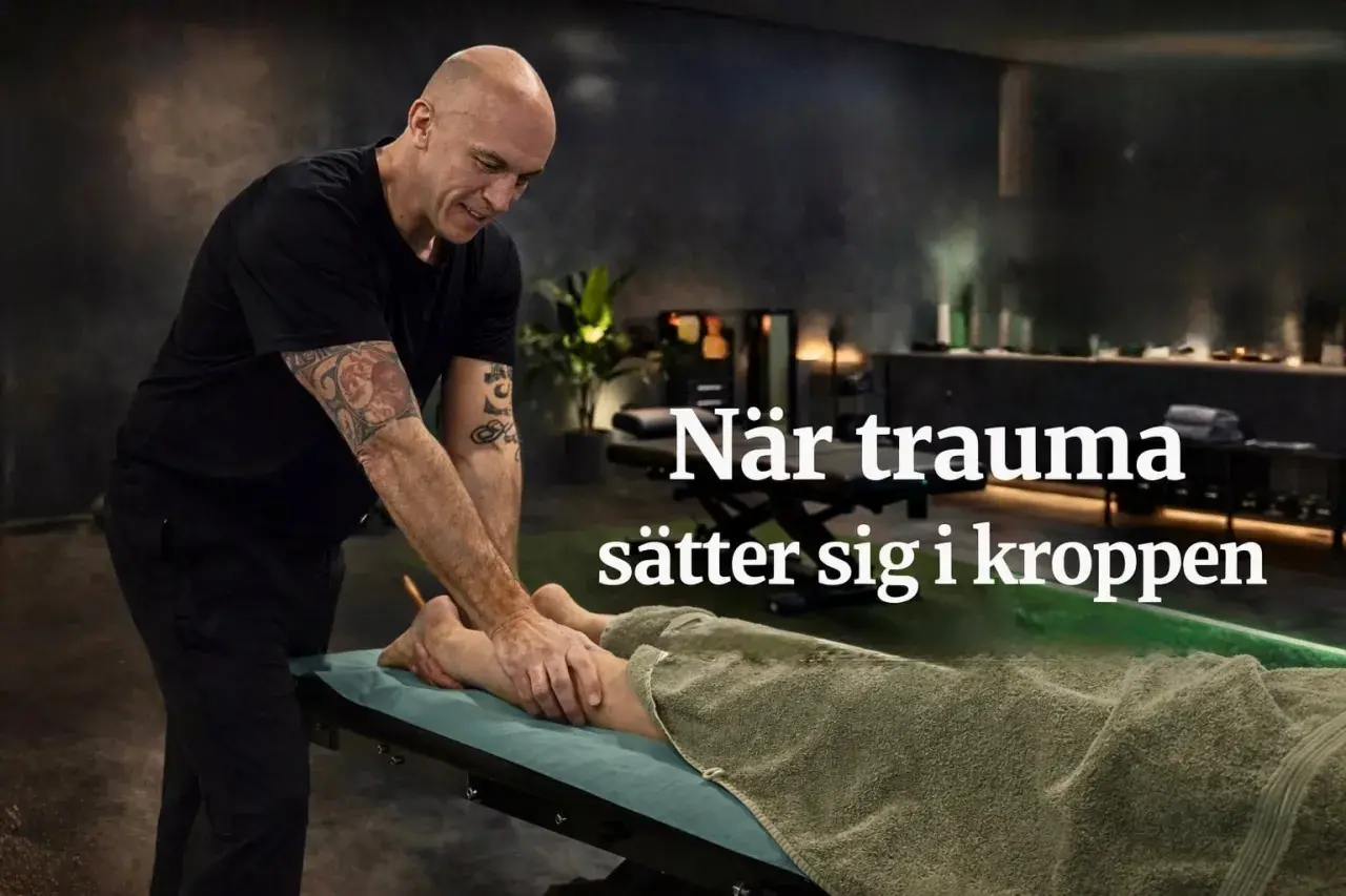 En man med tatueringar masserar en persons ben på en brits. Texten "När trauma sätter sig i kroppen" antyder en behandling för fysiska effekter av trauma.