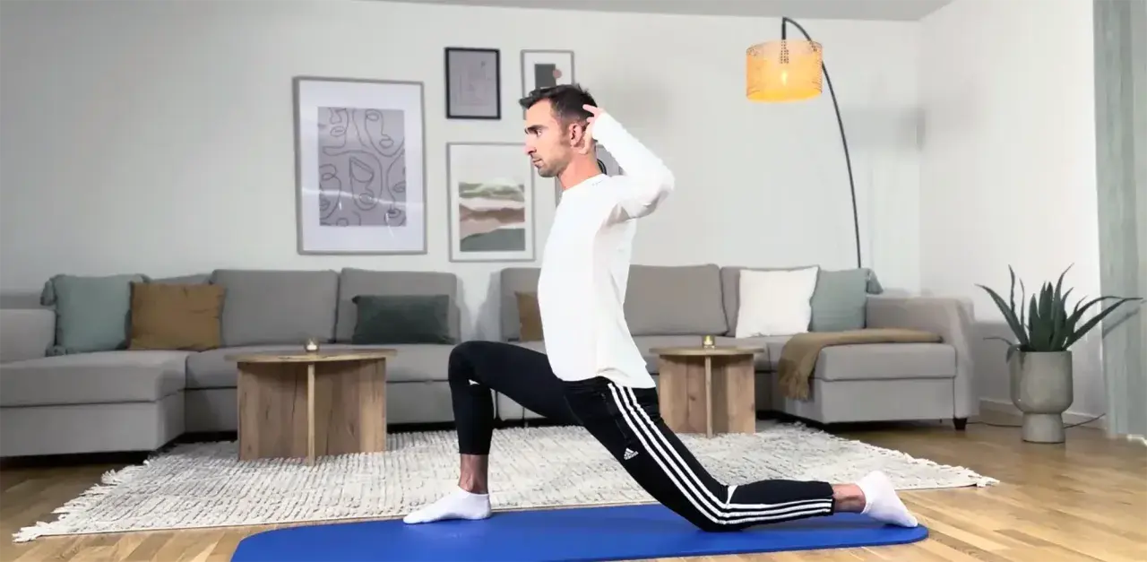 Man utför yogaövning för att lindra diskbråck.