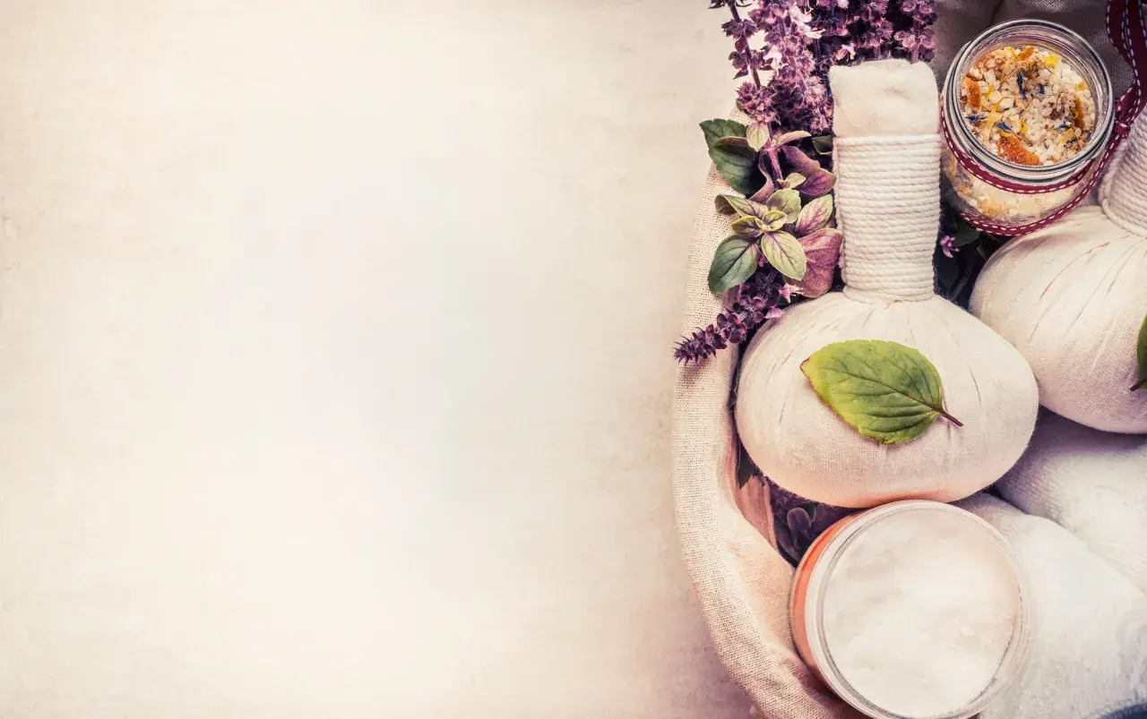 Spa-produkter med örter och salt, perfekt för en avkopplande stund. En del av en holistisk kapha kost.