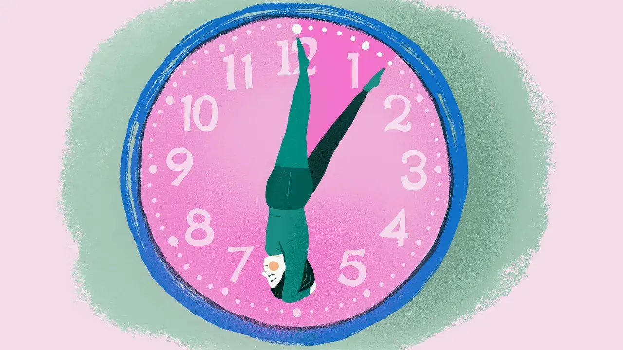 En person i handstående på en rosa urtavla, som en klockvisare. Perfekt för en kort meditation när tiden är knapp.