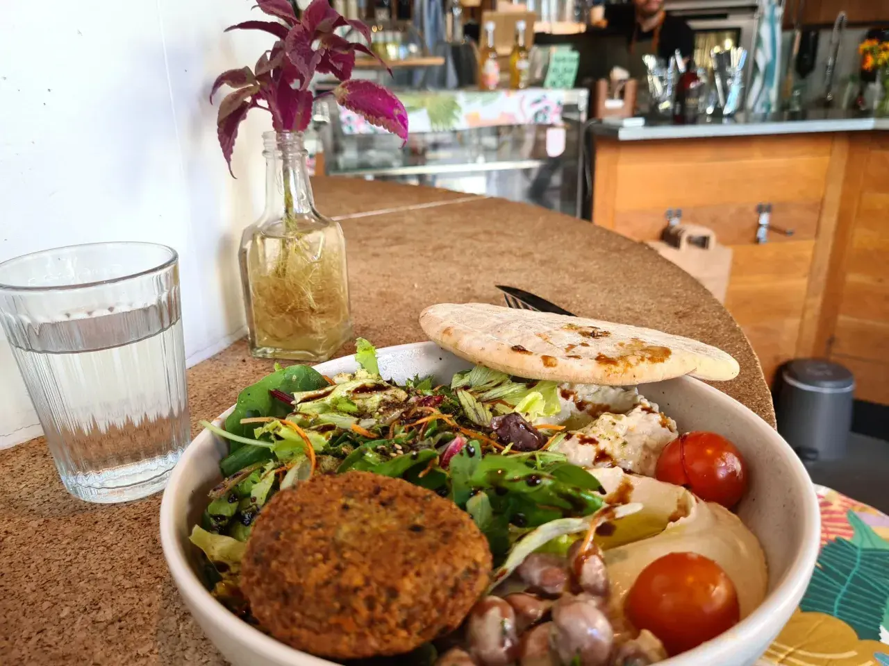 En näringsrik skål med falafel, hummus, grönsaker och pitabröd. En bra frukost klimakteriet kan se ut så här.