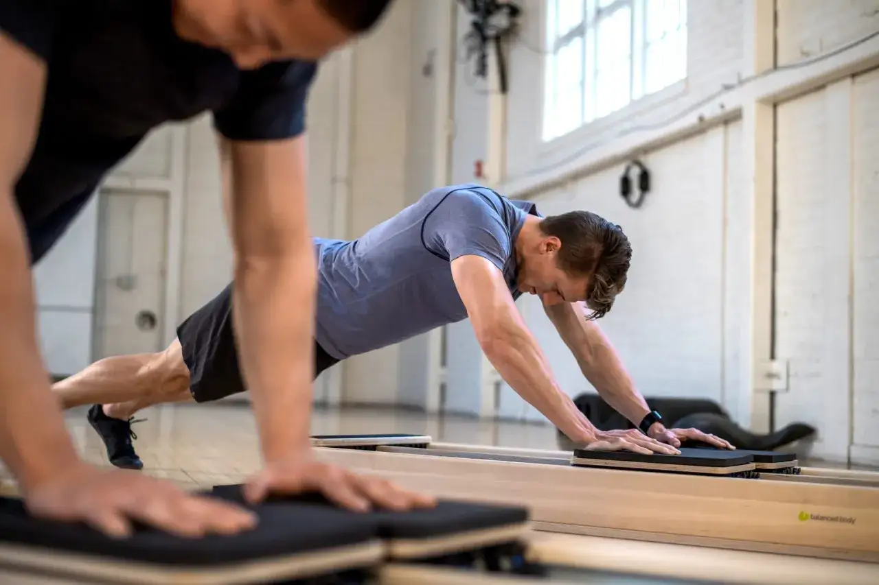 Tv&aring; m&auml;n tr&auml;nar pilates p&aring; reformer-maskiner. Johanna Hector inspirerar till r&ouml;relse.
