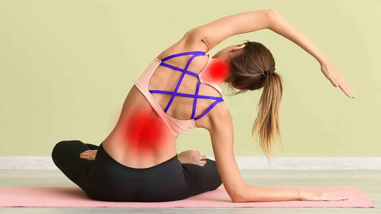 Kvinna i sittande yoga-position med sm&auml;rta markerad i rygg och nacke.