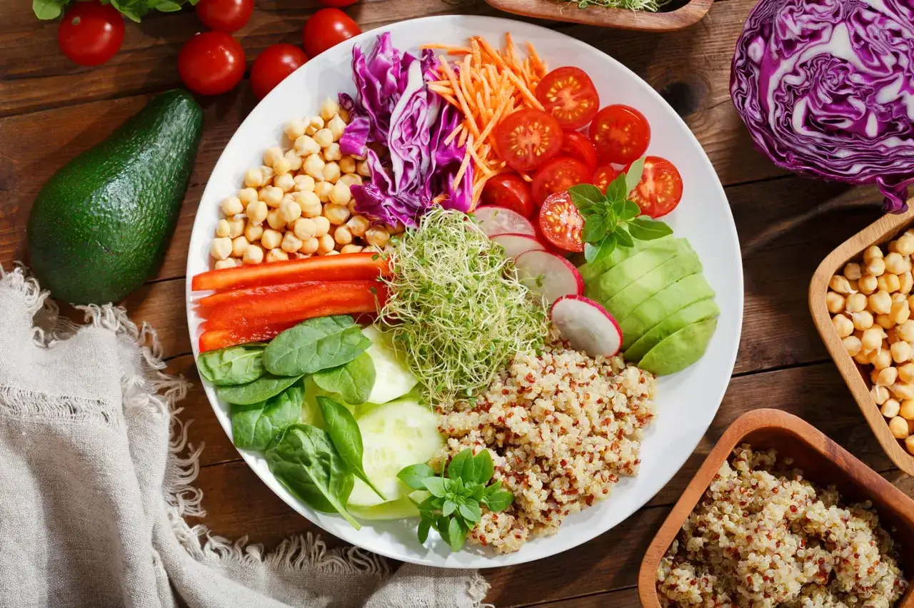 En f&auml;rgglad bowl med quinoa, kik&auml;rtor, avokado, tomat, gurka, paprika, r&ouml;dk&aring;l, morot och groddar. Perfekt f&ouml;r en h&auml;lsosam och m&auml;ttande fascia kost.
