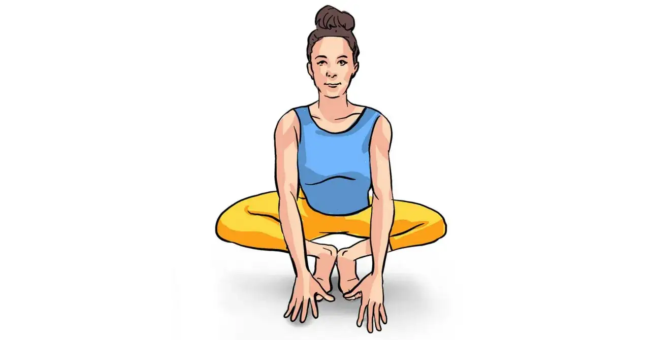 Kvinna i bl&aring; topp och gula byxor utf&ouml;r rotl&aring;s yoga. F&ouml;tterna &auml;r ihop och kn&auml;na ut&aring;t.