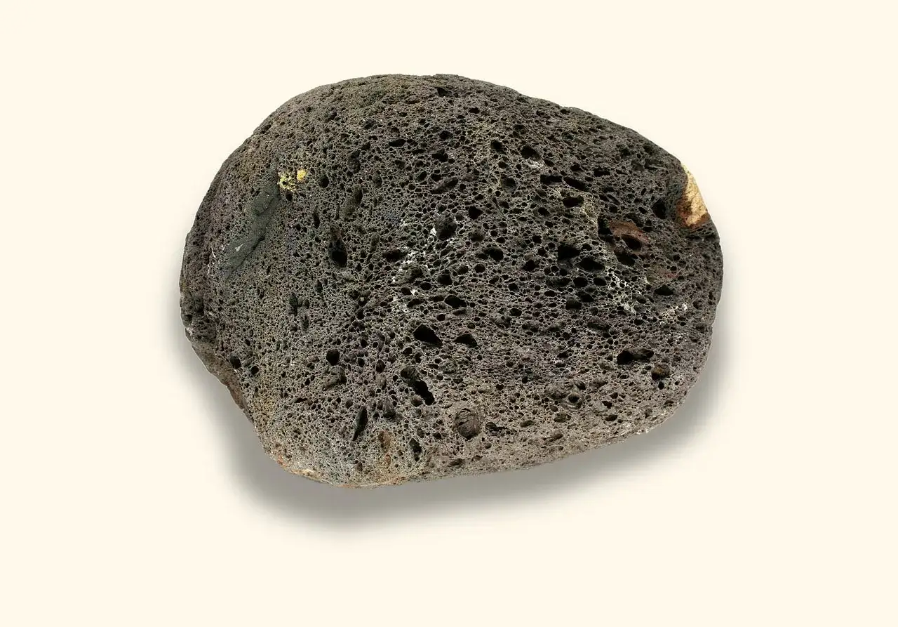 En por&ouml;s lavasten med m&aring;nga h&aring;l, som visar dess l&auml;tta lavasten egenskaper.