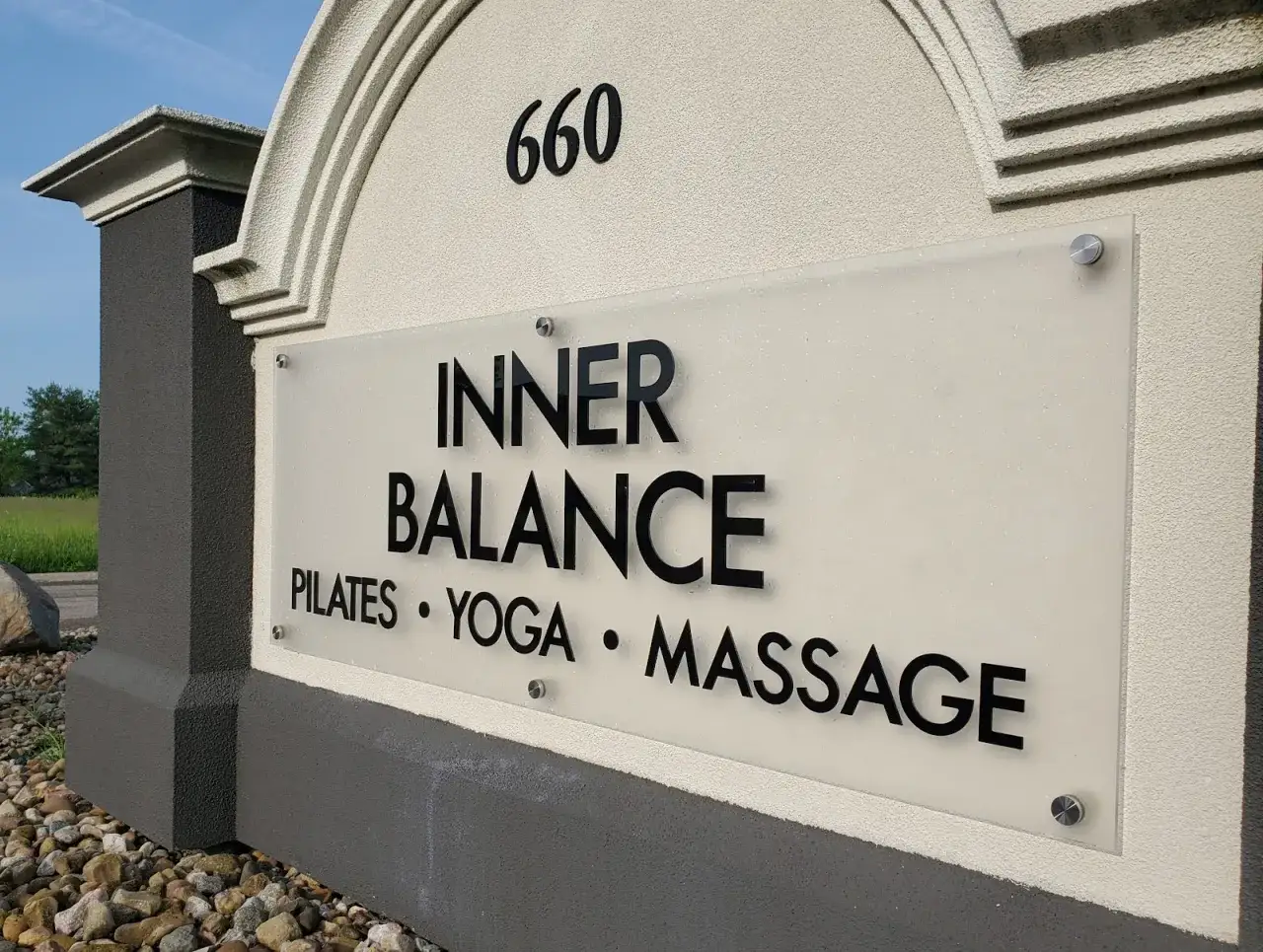 Skylt för Inner Balance som erbjuder pilates, yoga och massage. En plats för att hitta yoga och inre balans.