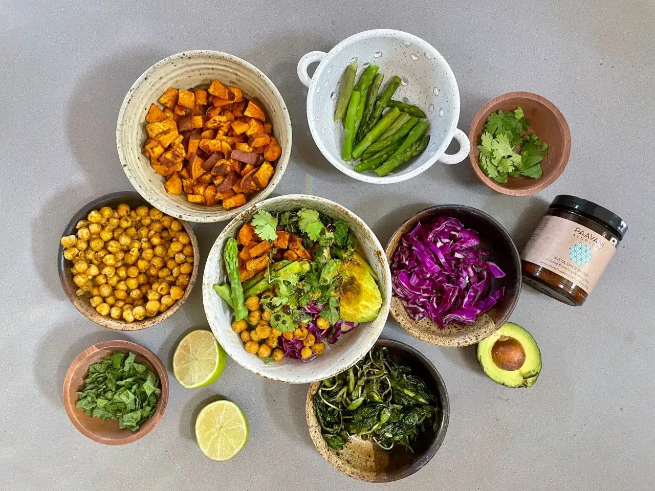 En h&auml;rlig samling ingredienser f&ouml;r en balanserad pitta frukost: s&ouml;tpotatis, kik&auml;rtor, sparris, r&ouml;dk&aring;l, avokado och &ouml;rter.