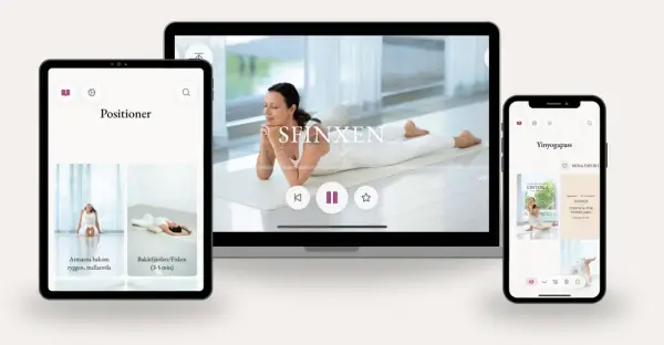 Gratis yoga app visar olika enheter med en kvinna i vit klädsel som utför yoga. Perfekt för att hitta din nästa position.